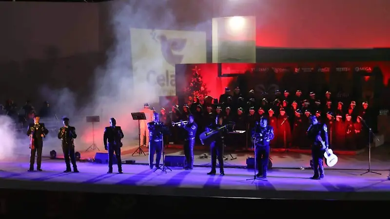 El Coro Monumental junto al Mariachi Cortazar interpretó lindos temas navideños.